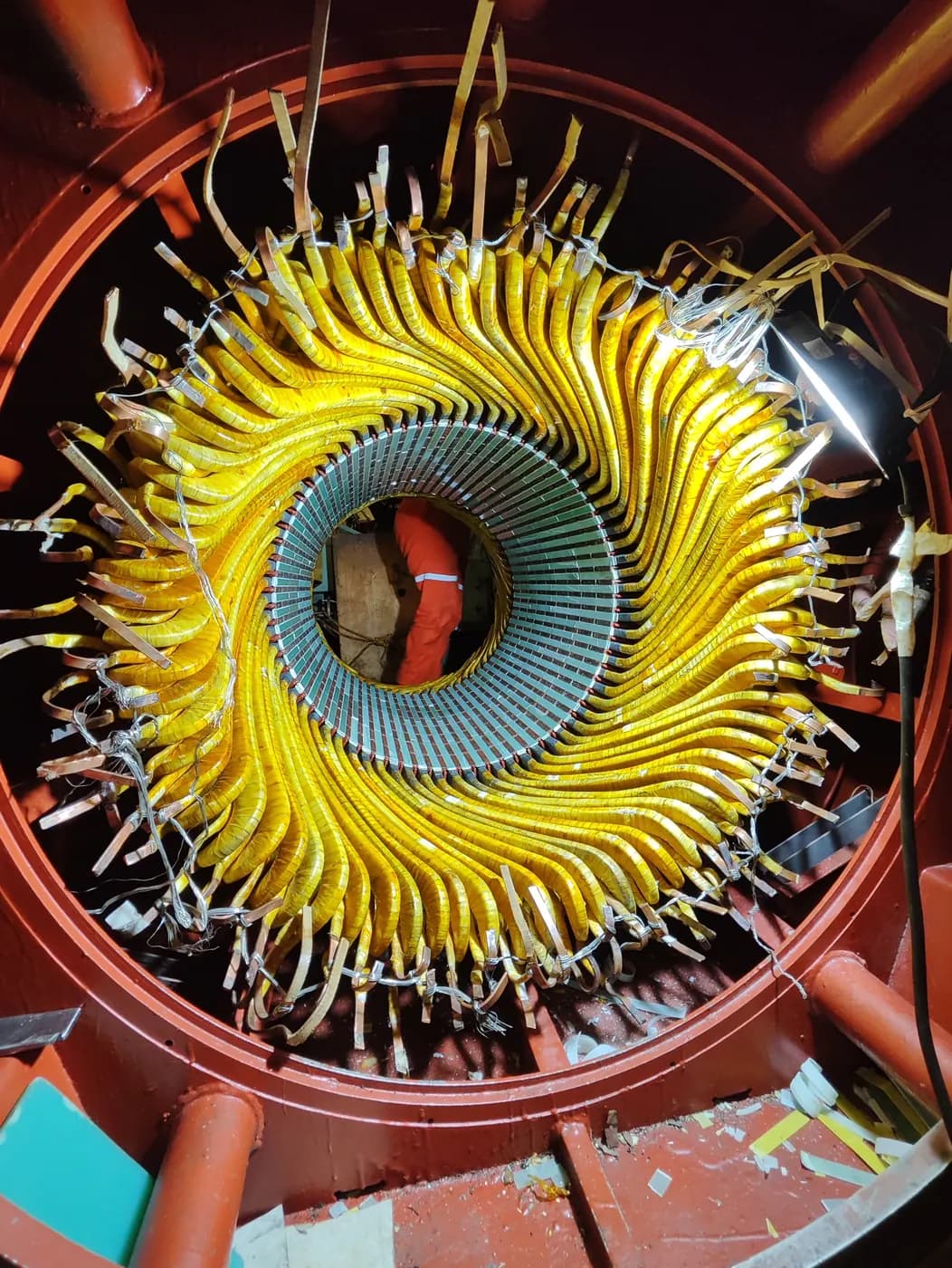 Cabezas de bobina amarillas formando una espiral dentro del estator de un generador