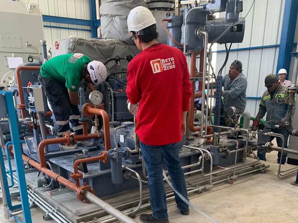 Técnicos de Grupo Möller trabajando en el montaje de los equipos periféricos de una turbina