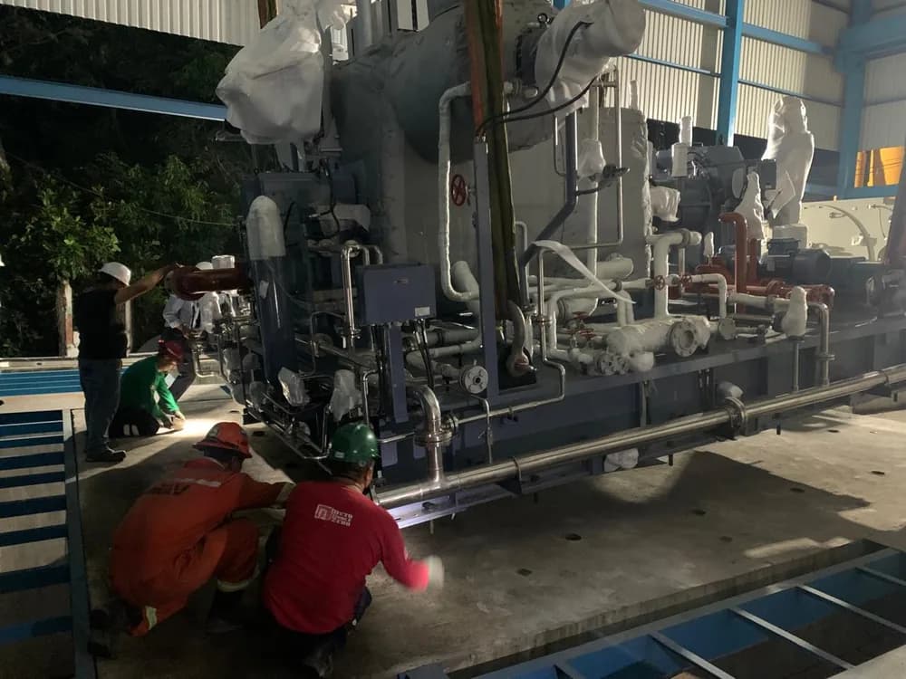 Equipo de Grupo Möller colocando en su base un skid de turbina durante un montaje nocturno