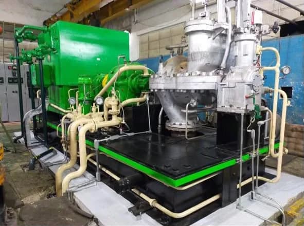 Turbogenerador de vapor ya montado sobre su base, con su tubería