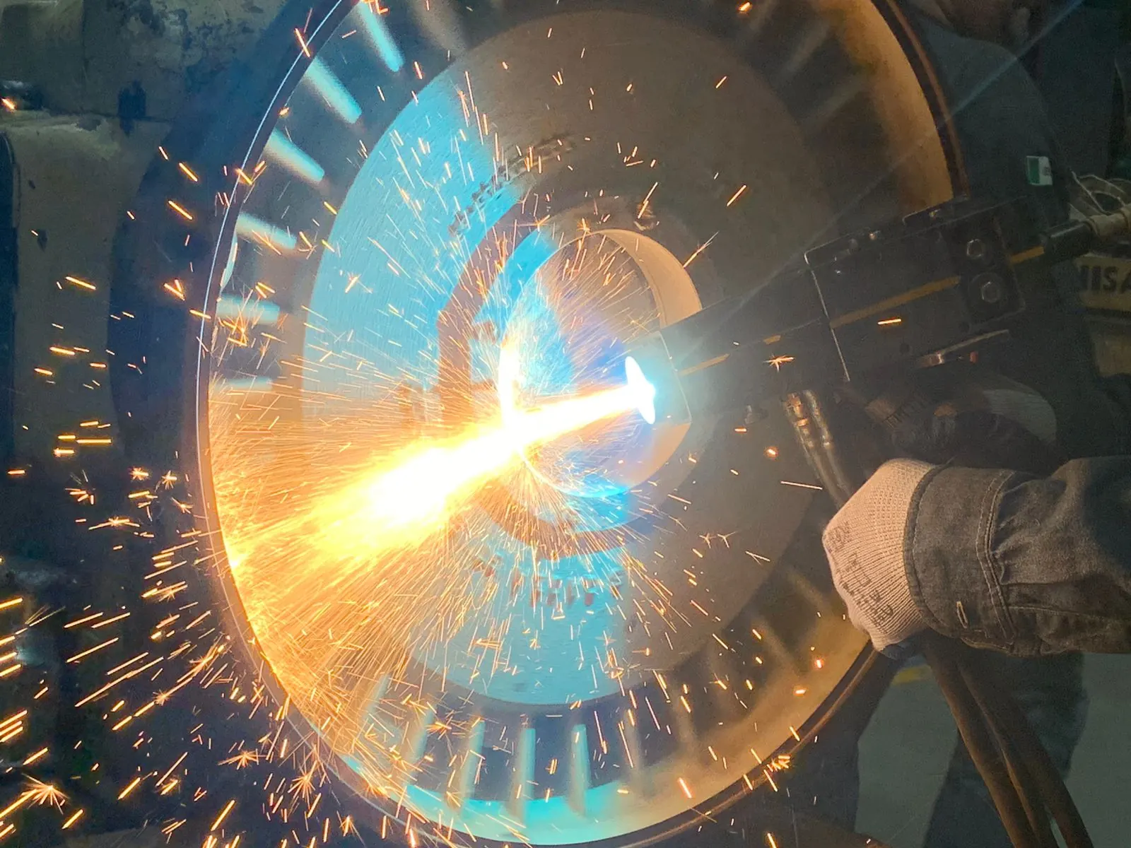 Chispas saliendo de un rotor mientras un técnico lo trabaja en el taller