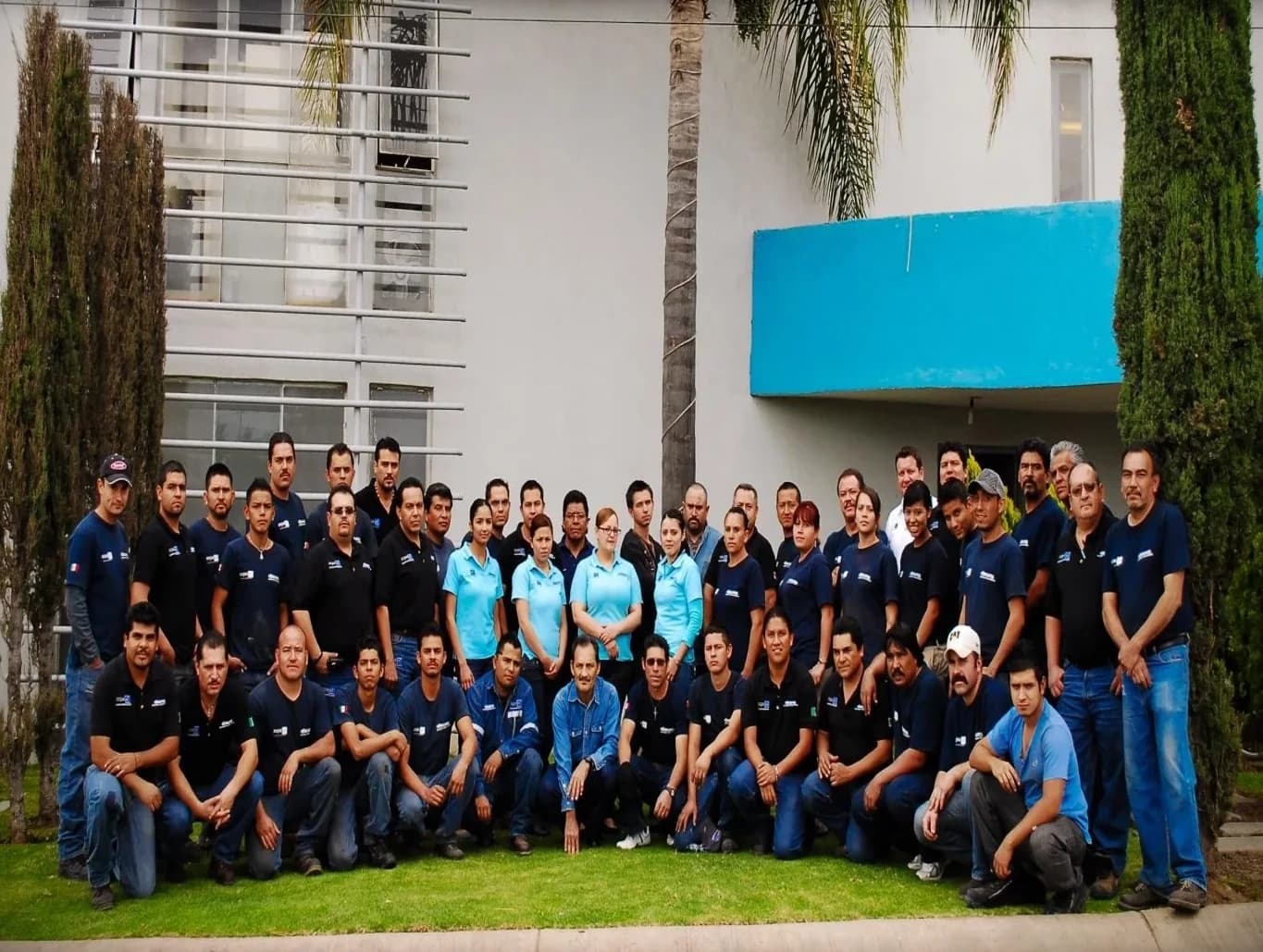 Foto grupal de todo el equipo de Grupo Möller frente a las instalaciones, en los primeros años de la empresa