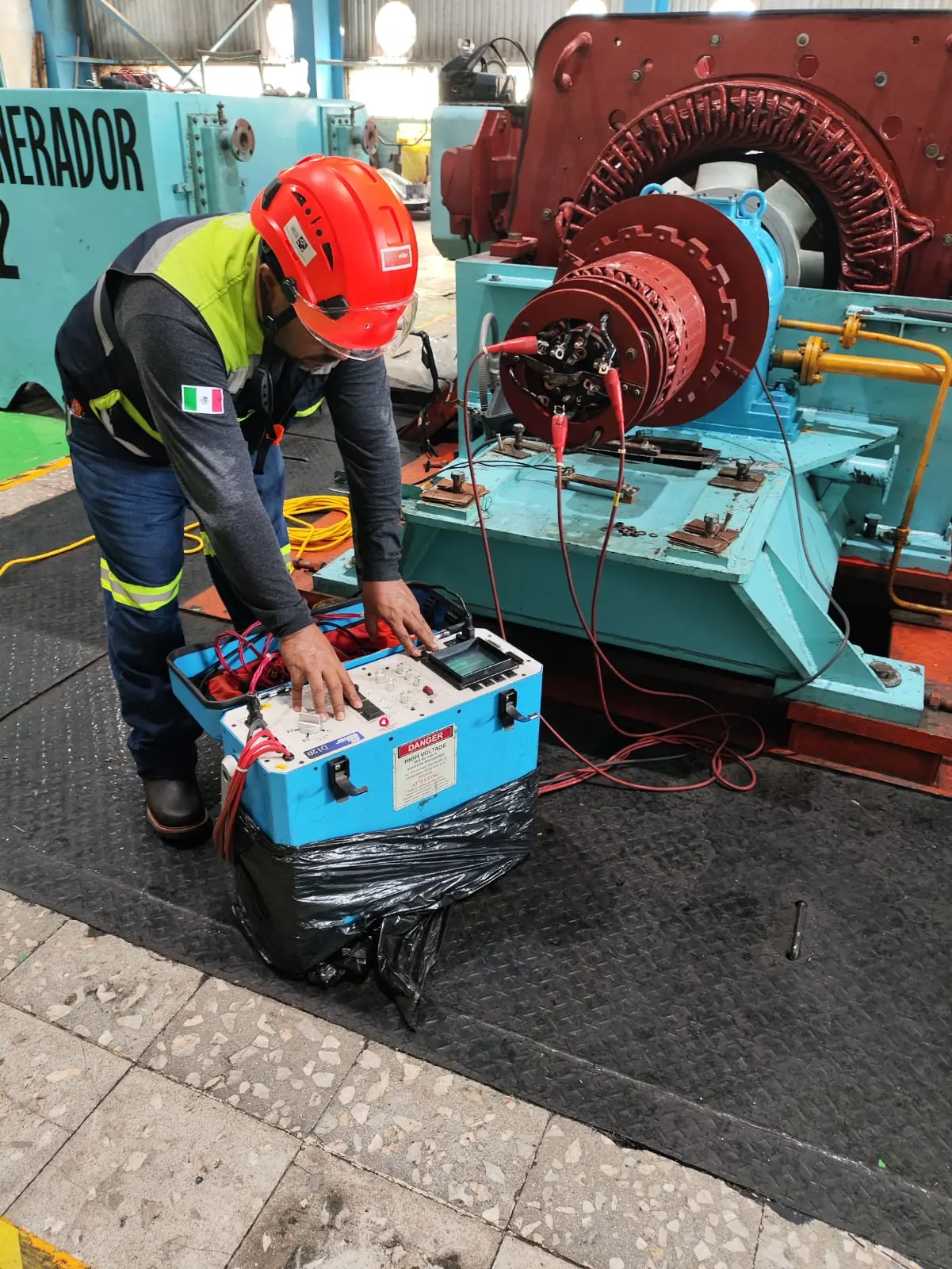 Técnico conectando un equipo de pruebas eléctricas a un generador
